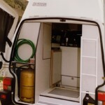 Bac à douche intégré dans le plancher.