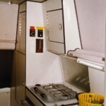 Très grande hauteur de rangement en raison de la rehausse rigide sur cette version de juin 1993.