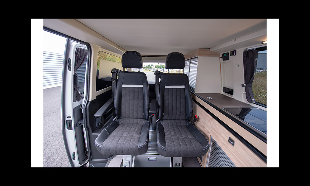 Sellerie noire perlée et décor bois, c'est l'ambiance Nordic qui a été retenue chez Stylevan Emotion.