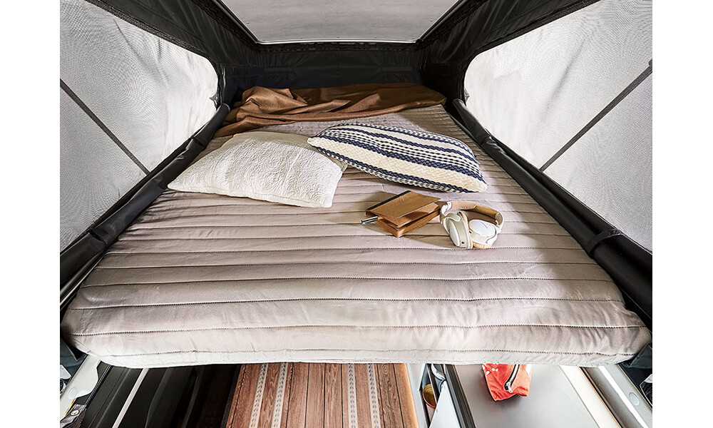 En complément du lit bas, un second couchage se dissimule sous le toit relevable.
