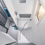 Dans la salle de bain, la cabine en polyester - sorti d’un seul et même moule - se veut parfaitement étanche.