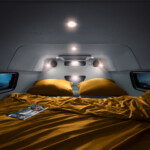 Dans la mezzanine, le couchage disposé dans la longueur offre des dimensions royales de 200 x 160 cm.