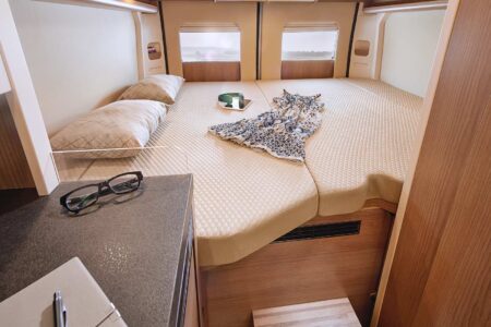 Le lit transversal du Malibu 600 DB K (5,99 m) avec marchepied amovible