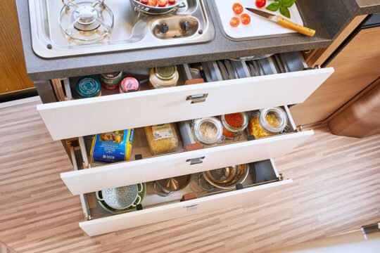 Les tiroirs occupent toute la largeur du bloc cuisine