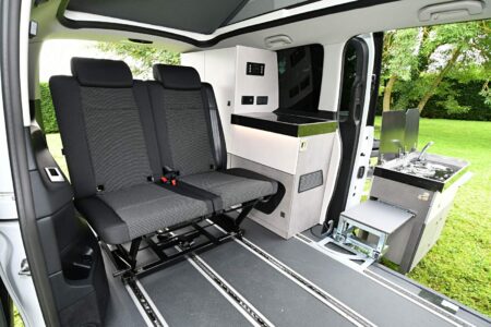 Modularité et fonctionnalité optimisées : sièges sur rails, bloc cuisine mouvant