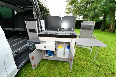 Le meuble héberge un réchaud 2 feux au gaz et 2 réservoirs d'eau