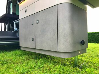 Un pied réglable permet de stabiliser le meuble en l'adaptant au terrain