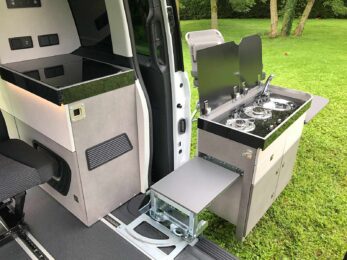 Le bloc cuisine en suspension extérieure nécessite un platine robuste pour supporter les 40 kg du meuble