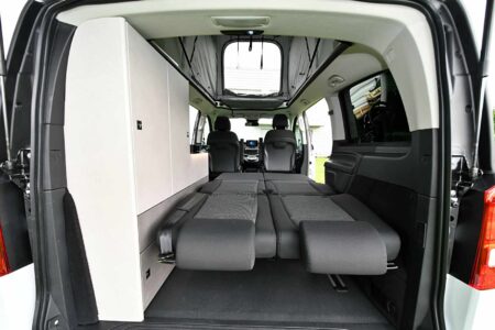 Toit relevé, sièges baissés, en un tournemain le Campstar passe d'automobile à camping-car 4 couchages