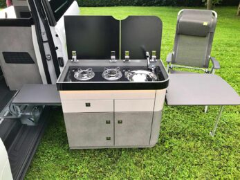 Malgré les contraintes techniques et de poids, Pössl n'a pas transigé sur la qualité de finition de la cuisine