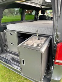 La Campbox contient des éléments amovibles : rangements, réchaud, bloc évier, et lit double pliable en 3 parties sur la box