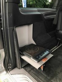 La paroi de soute héberge un réchaud électrique