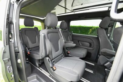 Les 2 rangées de sièges arrières sur rails permettent de moduler l'espace et d'embarquer jusqu'à 6 places carte grise