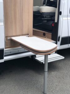 Sur la gamme Magellan, un nouveau rail est prévu au dos du bloc cuisine pour pouvoir installer la table de dînette à l’extérieur.