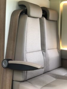 Sur les modèles Family Van et Camper van XL Limited, la banquette du salon s’équipe d’un accoudoir.