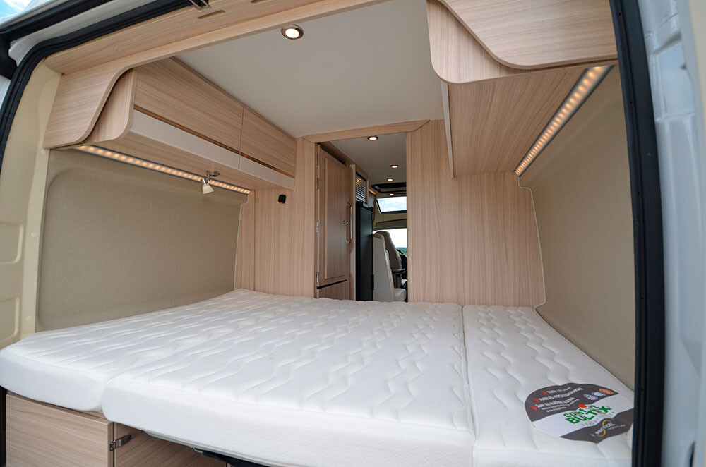 Le lit transversal affiche des dimensions de 132 x 195 mm (sommier à lattes + matelas Bultex).