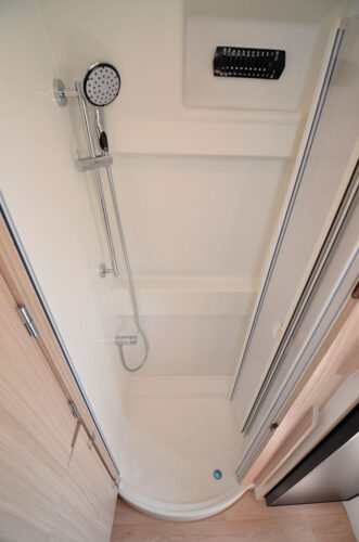 Pourtant éprouvée depuis plusieurs années, la douche indépendante reste rare à bord des fourgons. C'est une particularité du D55 UP.