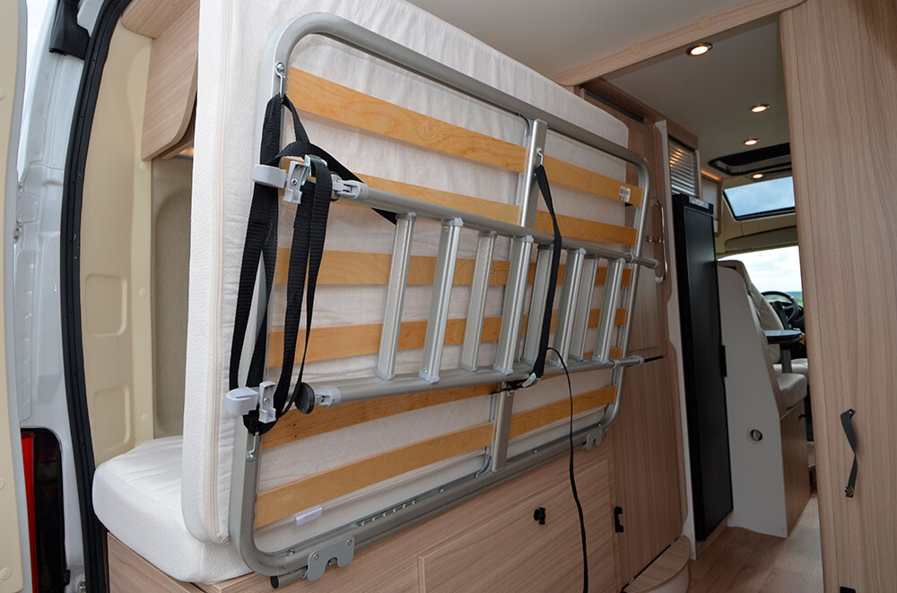 Nouveautés 2022 : l'échelle du toit relevable est pliante et peut être fixée sous le lit. Les coffres de rangement adoptent une serrure à compression, plus pratique.