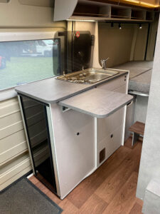 Le petit plan de travail est complété par une tablette rabattable.