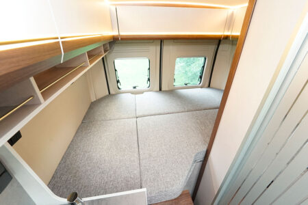 Pour accéder à la penderie, il suffit d'ôter l'élément de matelas situé contre le bloc cuisine.