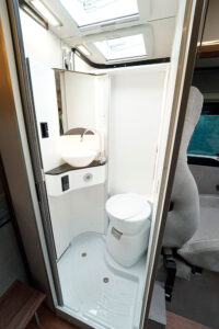 La paroi accueillant le lavabo pivote pour libérer l'espace douche.