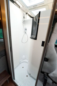 Le lanterneau assure une bonne aération du cabinet de toilette.