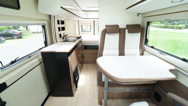 La cuisine profite d'un réfrigérateur d'angle, accessible de l'intérieur comme de l'extérieur, et d'un large plan de travail (61cm).