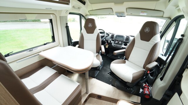 Avec sa ligne de mobilier « Serenity », le Magellan 641 propose une chaleureuse décoration biton chocolat / blanc.