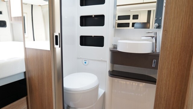 Cabinet de toilette "Duo Space" avec cloison pivotante.