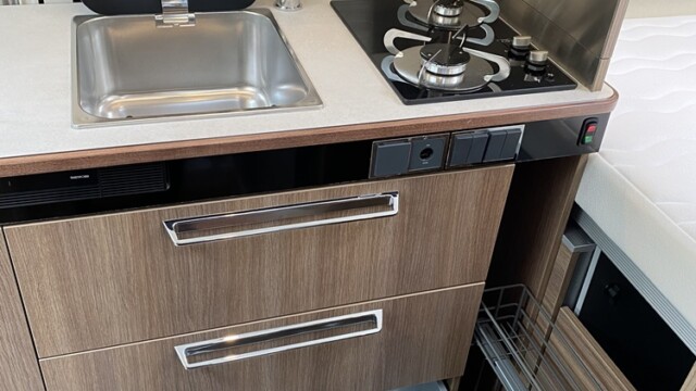 Le réchaud comprend deux élégantes plaques de cuisson en saillie.