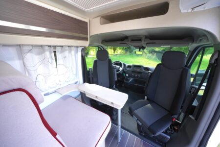 HERA 54 - pas de découpe cabine dans cette version économique, mais un grand rangement.