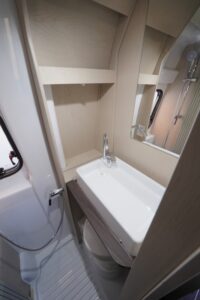 HERA 54 - vasque basculante dans la salle d'eau