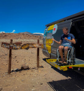 Une plateforme élévatrice à commande électrique, œuvre du spécialiste du hayon Dhollandia, permet à Samuel de monter à bord de son fourgon. Ici au Chili, lors du passage d'un col à 5000 m d'altitude.