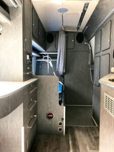 Spacieuse et sans rebord, la douche a fait l'objet d'ajustements spécifiques pour faciliter l'accès en fauteuil.