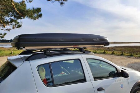 Les tentes de toit NaïtUp n'excèdent pas 75 kg et 28 cm de hauteur en position fermée. Elles s'adaptent sur tous les véhicules équipés de barres de toit.