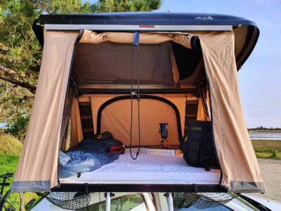 Best seller des tentes de toit NaïtUp, la Hussarde Quatrö a été choisie par Jeff et Audrey pour leur périple. Elle offre une surface au sol de 170 x 220 cm et une hauteur de 144 cm.