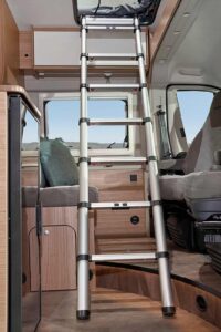 L'échelle télescopique en alu se déplie et se plie en un tournemain, elle vient se loger dans le pavillon de cabine