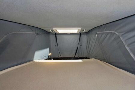 Le confortable lit de toit intègre un lanterneau au dessus de la trémie