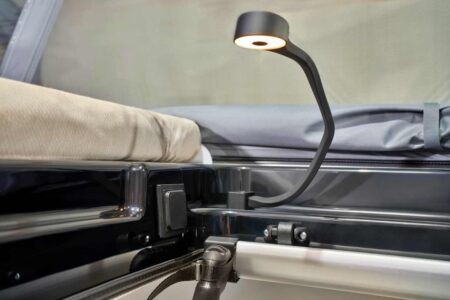 Une lampe col de cygne avec prise USB intégrée en guise d'éclairage d'appoint dans le toit