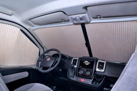 Les stores plissés comptent parmi les équipements de série des "Edition 15". Contrairement à la photo, la cabine bénéficiera du nouveau tableau de bord et du nouveau volant Ducato version 2022