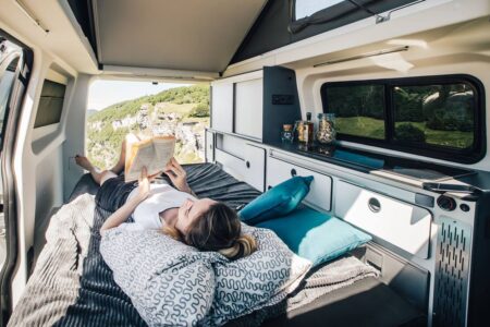 Transformable en un tournemain, la banquette-lit offre un couchage de 114 x 187 cm