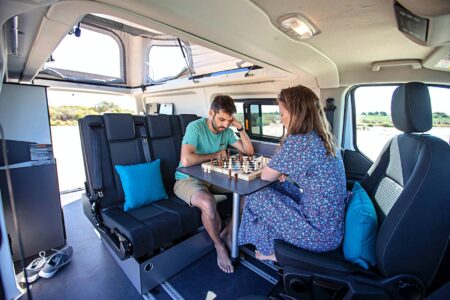 Accueillant, le Panama P54 dispose de 5 places route et 4 couchages : lit banquette 114 x 187 cm et lit de toit 116 x 198 cm