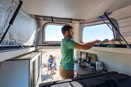 Contrairement au Panama P10, sur le Panama P54 le toit se relève à l'arrière, là où se trouve le bloc cuisine