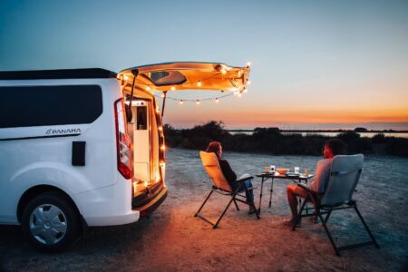 Le camping version van compact permet d'accéder aux lieux les plus reculés