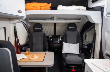 Furgok conserve le pavillon au dessus de la cabine pour maximiser les rangements