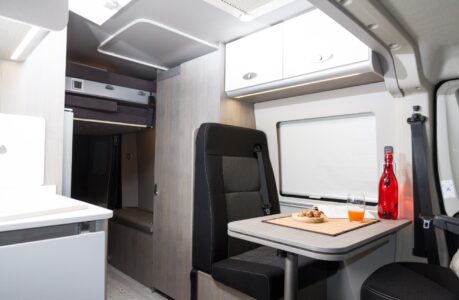 Sans cabine de douche, l'espace de circulation est élargi