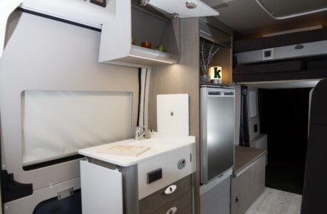 Le plan de travail de la cuisine avec évier intégré, ainsi que son extension, sont conçus en Corian