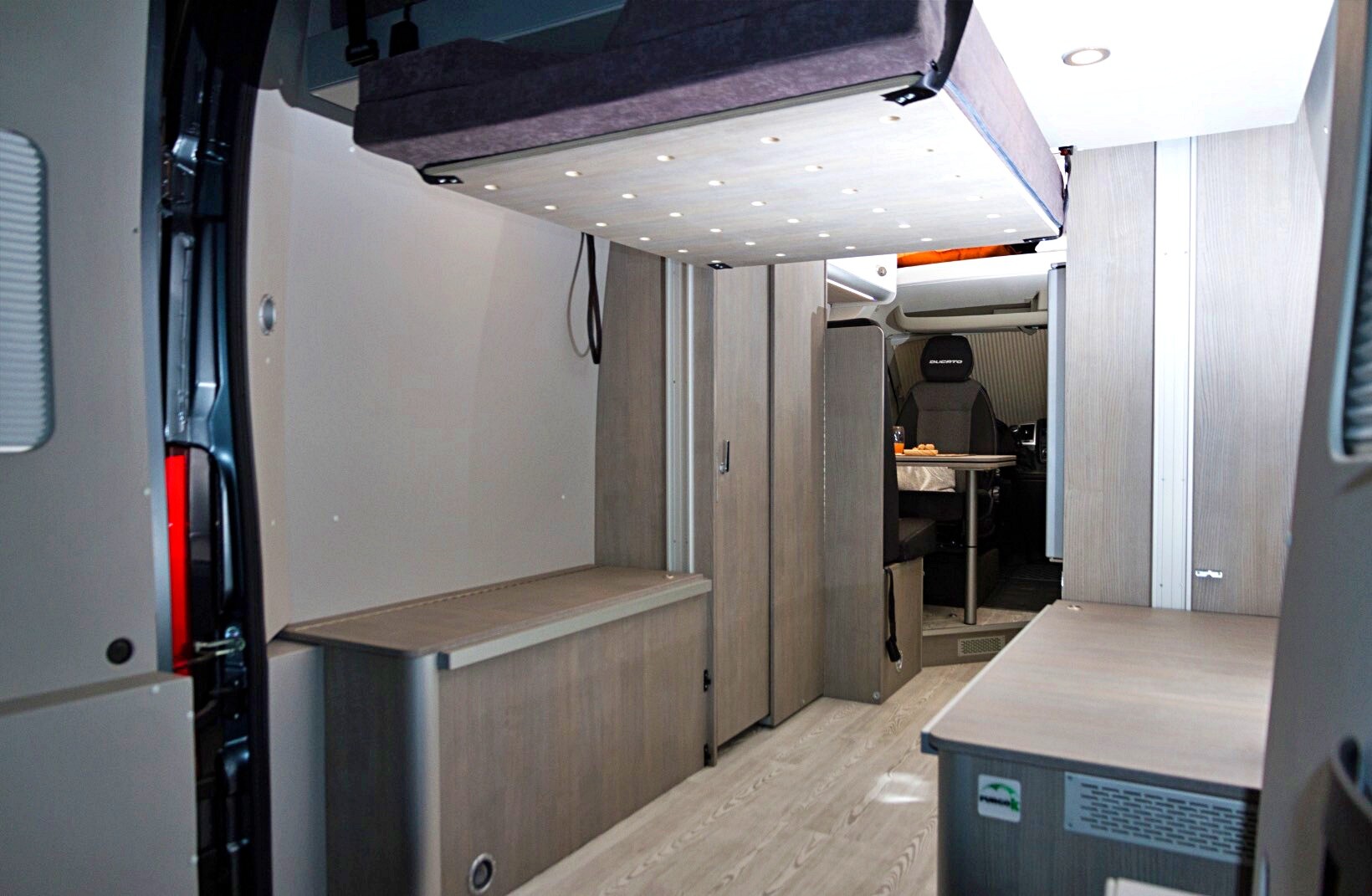 Le "Gran Camper 540" affiche seulement 5,40 m de long, mais une soute plus volumineuse que certains 5,99 m ! Idéal pour envisager le transport de matériel de sport.