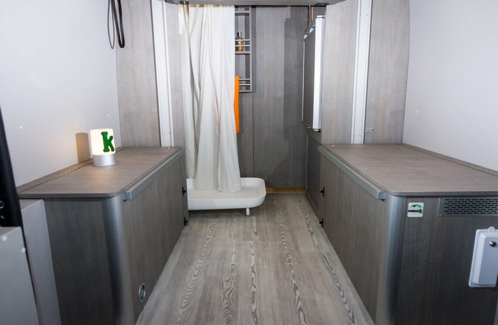 Si la douche du "Gran Camper 540" est escamotable, elle ne manque pas d'argument : bac de douche en Corian 60 x 90 cm, 125 L d'eau propre.
