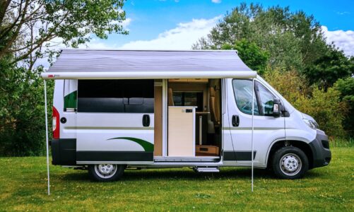 Le Furgok Grand Camper 540 accueille 3 personnes assises et jusqu'à 4 pour dormir